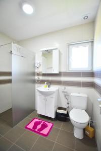 Koupelna v ubytování Vulsa Apartmani + 37 fotografií