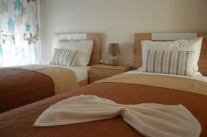 a bedroom with two beds and a window at Casa al mare Anastasia in Nea Kallikrateia