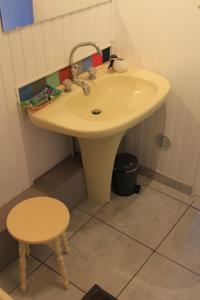 lavabo blanco en un baño con taburete en Chambre cozy et Salon de 60 m2 au coeur de la cité, en Cordes-sur-Ciel 6 fotos más