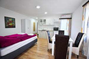 Kuchyň nebo kuchyňský kout v ubytování Vulsa Apartmani