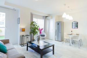 salon z kanapą i stołem w obiekcie Livemálaga Reding Beach w Maladze