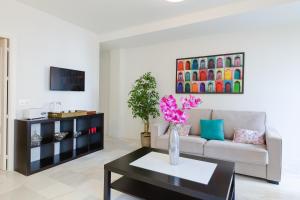 salon z kanapą i stołem w obiekcie Livemálaga Reding Beach w Maladze