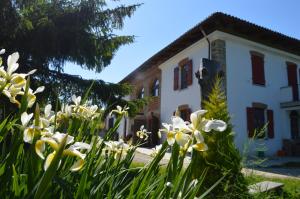 una casa con flores blancas delante de ella en Agriturismo Mondo, en Bubbio