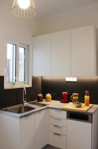 Kuchyňa alebo kuchynka v ubytovaní Athenian Hub Luxe Loft