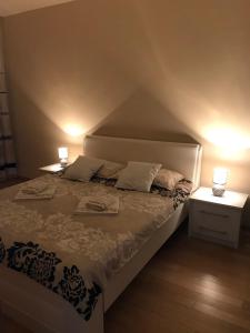 una camera con un letto con due comodini di Apartman Dragisic Kalman J15,D8 a Zlatibor