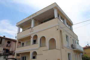 The building in which a vendégházakat is located