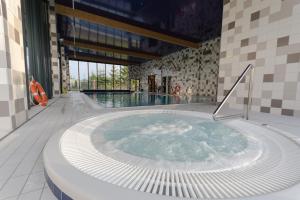 wanna z hydromasażem w środku budynku w obiekcie Perfekt Apartments 5 Mórz Sianożęty w Sianożętach