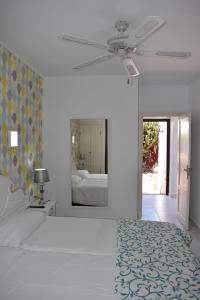 a bedroom with a bed and a ceiling fan at Casa Verol, F2 in Caleta De Fuste