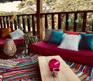 Woodstock Hostel في سامارا: شرفة مع أريكة وطاولة على السطح