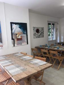 uma sala de jantar com uma mesa de madeira e cadeiras em CASA DELLE GUARDIE Rifugio em Madonna di Fornelli