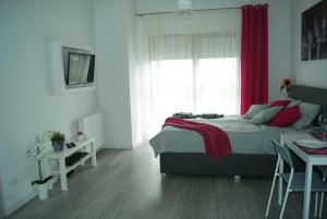 グダニスクにあるApartamenty Sun&Sea Iのベッドルーム1室(ベッド1台、窓、テーブル付)