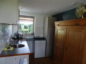 a kitchen with a sink and a counter top at Roer, huisje aan de Maas in Maren-Kessel