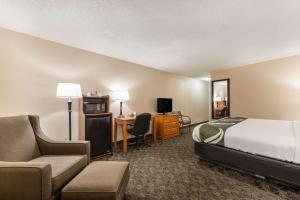 une chambre d'hôtel avec un lit, un bureau et une chaise dans l'établissement Quality Inn & Suites Portage Central, à Portage