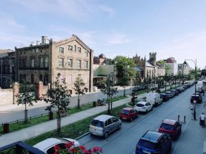 una calle de la ciudad llena de coches y edificios estacionados en Gdańsk en Gdansk