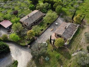 an overhead view of a house with trees and a yard at Agriturismo Panorama sul Lago in Passignano sul Trasimeno