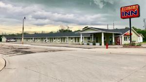 um edifício com um sinal para uma estalagem de reunião em Economy Inn McCook em McCook