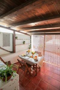 - une salle à manger avec une table et des chaises dans l'établissement A Naca - Apartment Ortigia Wifi Without kitchen, à Syracuse