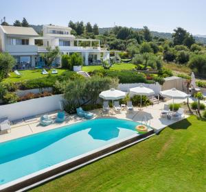 Bazén v ubytování Akti Elia Villas Beachfront Chalkidiki nebo v jeho okolí