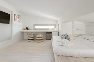 TV a/nebo společenská místnost v ubytování Akti Elia Villas Beachfront Chalkidiki