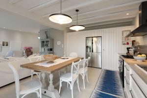 Kuchyň nebo kuchyňský kout v ubytování Akti Elia Villas Beachfront Chalkidiki