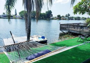 3,2 Lake House With Water Front Bar