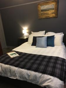 ein Schlafzimmer mit einem Bett mit einem Buch darauf in der Unterkunft Springmead B&B in Rydal