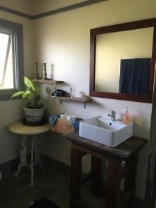 Rydal斯普林米德住宿加早餐旅馆的带白色水槽和镜子的浴室 更多37张照片