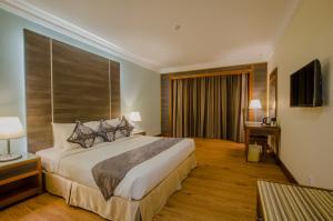 Postel nebo postele na pokoji v ubytování Kingwood Hotel Sibu
