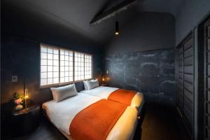 Кровать или кровати в номере Sumihotaru Honoka Machiya House