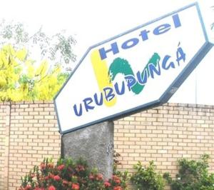 a sign for a hotel in front of a brick wall at Hotel Urubupunga in Ilha Solteira