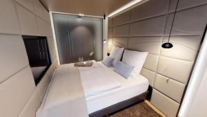 Postel nebo postele na pokoji v ubytování White Pearl Apartment 1.10