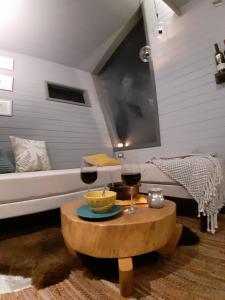 a living room with a table and two glasses of wine at TREE LODGE CHILOE in Puqueldón