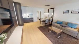 ein Wohnzimmer mit Sofa und Tisch in der Unterkunft White Pearl Apartment 0.11 in Timmendorfer Strand