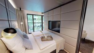 TV a/nebo společenská místnost v ubytování White Pearl Apartment 1.10