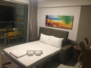 a room with a white table with two napkins on it at Apartamento em Resort de Olimpia in Olímpia +34 photos