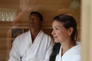 un hombre y una mujer en un baño en Hawaiian Sanctuary Eco Retreat Center, en Pahoa