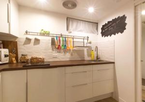 A kitchen or kitchenette at Funky, Central Studio