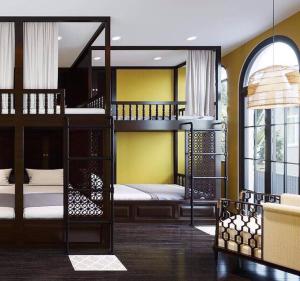 河内Tabalo Hostel Hanoi的有两张双层床和一张沙发的房间