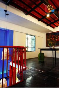 une chambre avec une table et un mur bleu dans l'établissement K2 Homestay & Coffee, à Cần Thơ