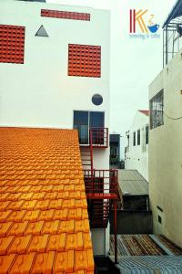 an empty roof of a building with orange tiles at K2 Homestay & Coffee in Can Tho +17 photos