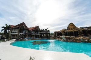 Der Swimmingpool an oder in der Nähe von MO2 Westown Hotel Iloilo