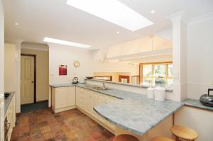 A kitchen or kitchenette at Bonnie Doon - Family friendly home!