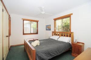 1 dormitorio con cama y ventana en Bonnie Doon Family friendly home en Kangaroo Valley