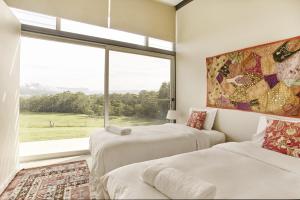 Tempat tidur dalam kamar di Bundaleer Architect designed stunning views