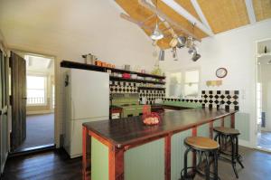 uma cozinha com um balcão e bancos num quarto em Spring Grove Dairy Picturesque views em Upper Kangaroo River