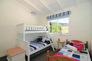 um quarto com 2 beliches e uma janela em Spring Grove Dairy Picturesque views em Upper Kangaroo River