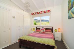 Un dormitorio con una cama y una ventana. en Spring Grove Dairy Picturesque views, en Upper Kangaroo River