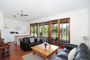 sala de estar con sofá y mesa en Rivermist Luxury 6 bedrooms and 6 bathrooms en Kangaroo Valley