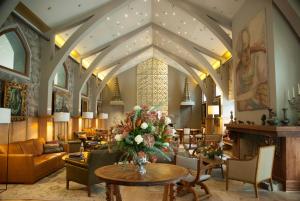 a living room with a large lobby with a table at Leonera Hotel in La Leonera