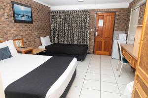 Postel nebo postele na pokoji v ubytování Lantern Motor Inn